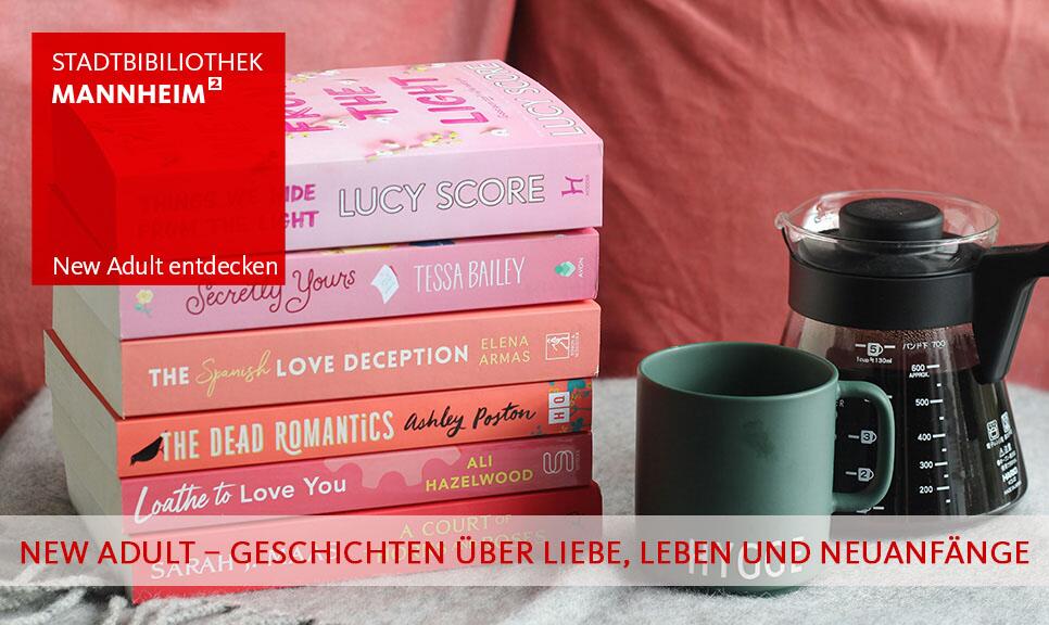 Stapel New-Adult-Bücher, Kaffeetasse und -kanne
