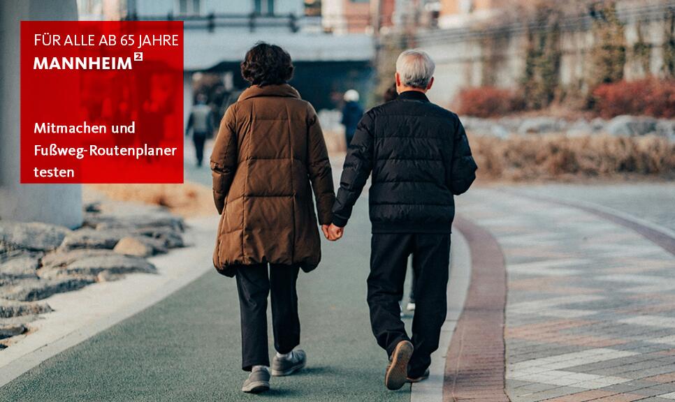 Älteres Paar beim Spazierengehen in der Stadt