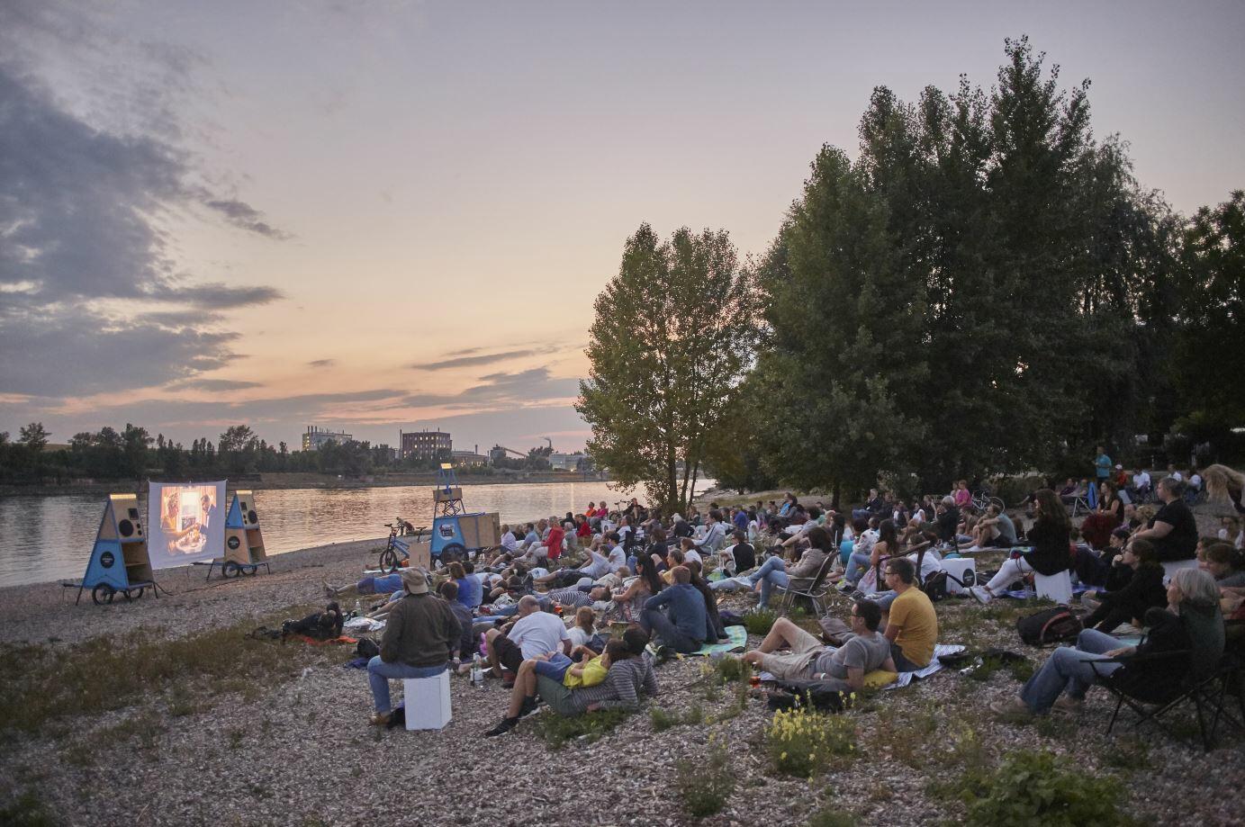 Mobile Cinema am Wasser mit Publikum