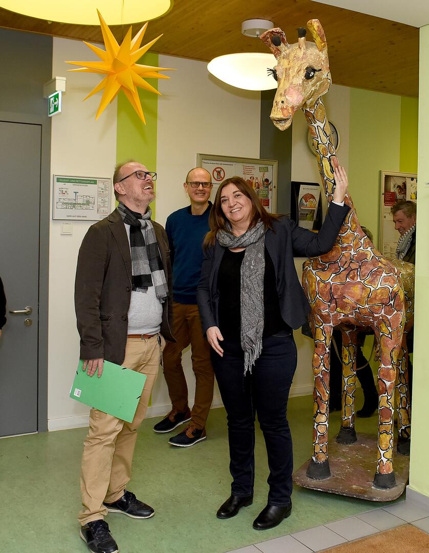 Deligöz und Grunert im Kinderhaus mit Giraffe