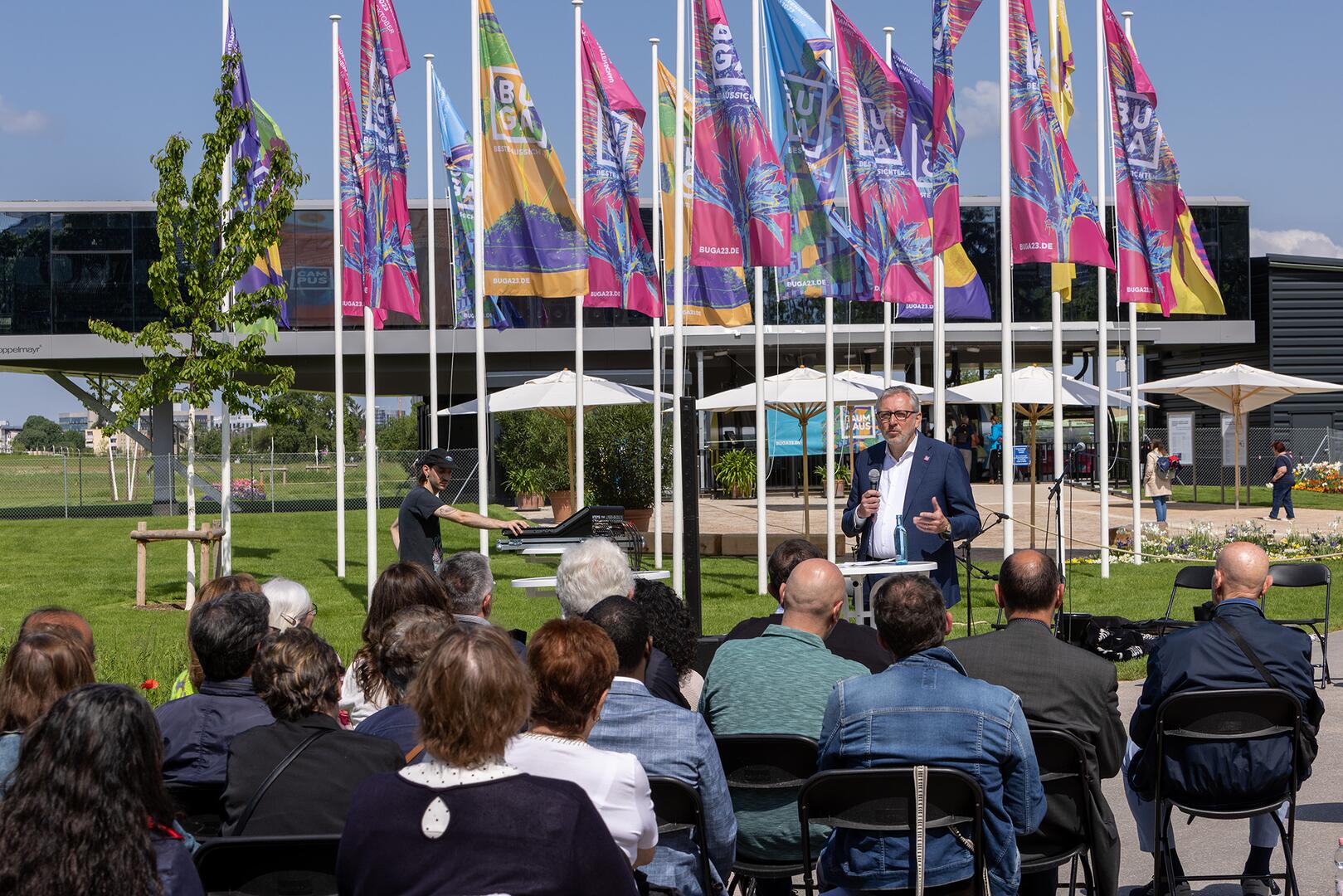 Oberbürgermeister Dr. Peter Kurz bei der Eröffnung des Erinnerungsorts an die Mannheimer „Gastarbeiter*innen“