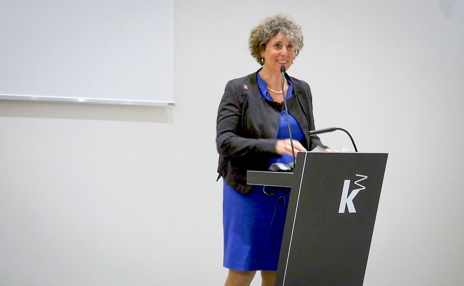 Erste Bürgermeisterin Prof. Dr. Diana Pretzell beim Grußwort zu „Leave No One Behind – The Impact of Climate Change on Vulnerable Minorities”