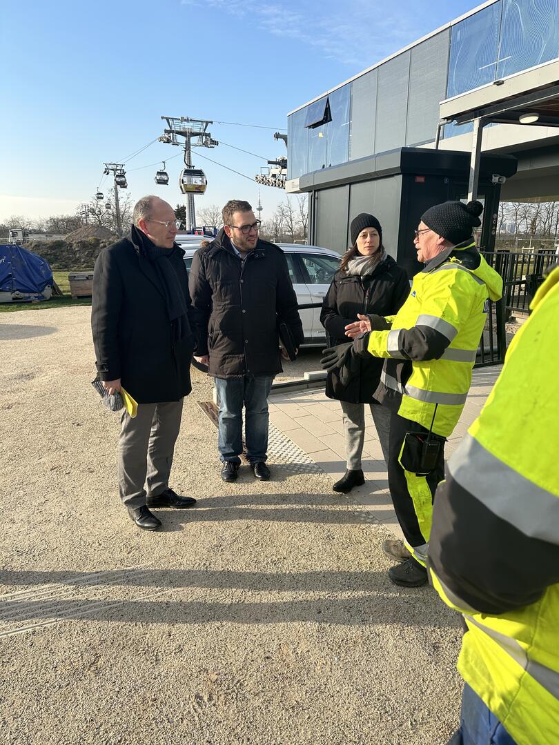 Oberbürgermeister Specht bei der BUGA-Seilbahn