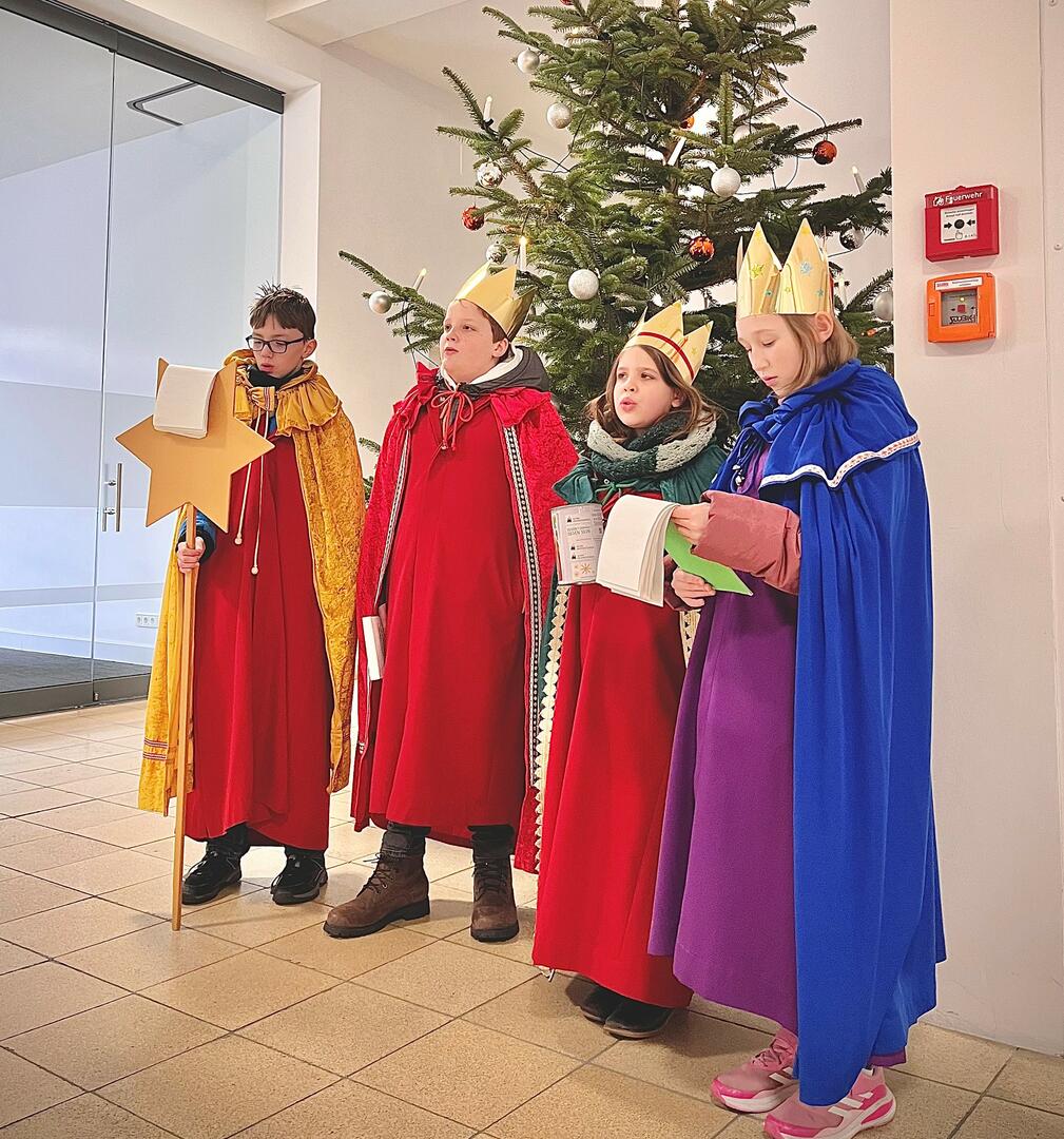 Besuch der Sternsinger im Rathaus 2024
