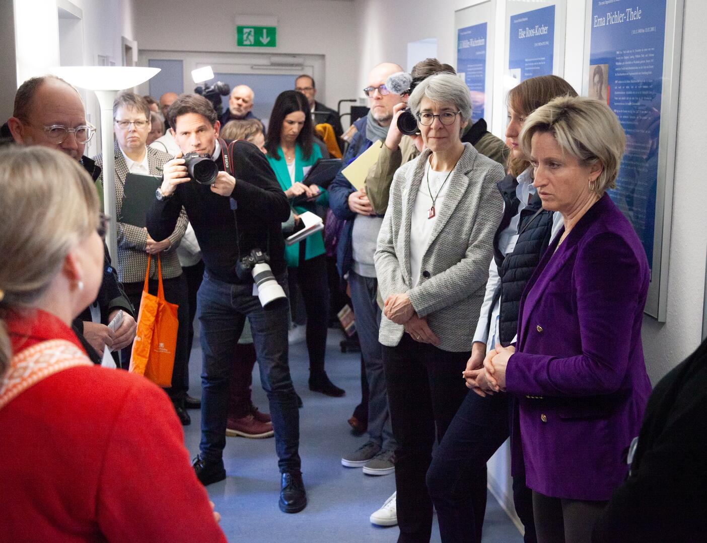Besuch Ministerin Hoffmeister-Kraut in Kontaktstelle Frau und Beruf (01)