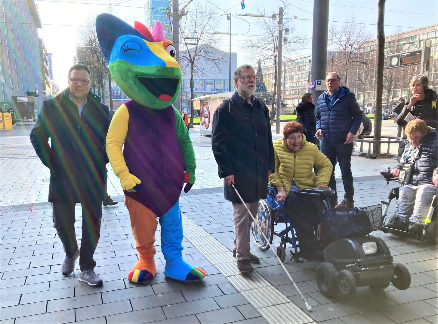 Bürgermeister und Sicherheitsdezernent Dr. Volker Proffen, Maskottchen Chämy, Karlheinz Schneider vom BBSV, Elke Campioni von der AG Barrierefreiheit Rhein-Neckar e. V. beim Rundgang