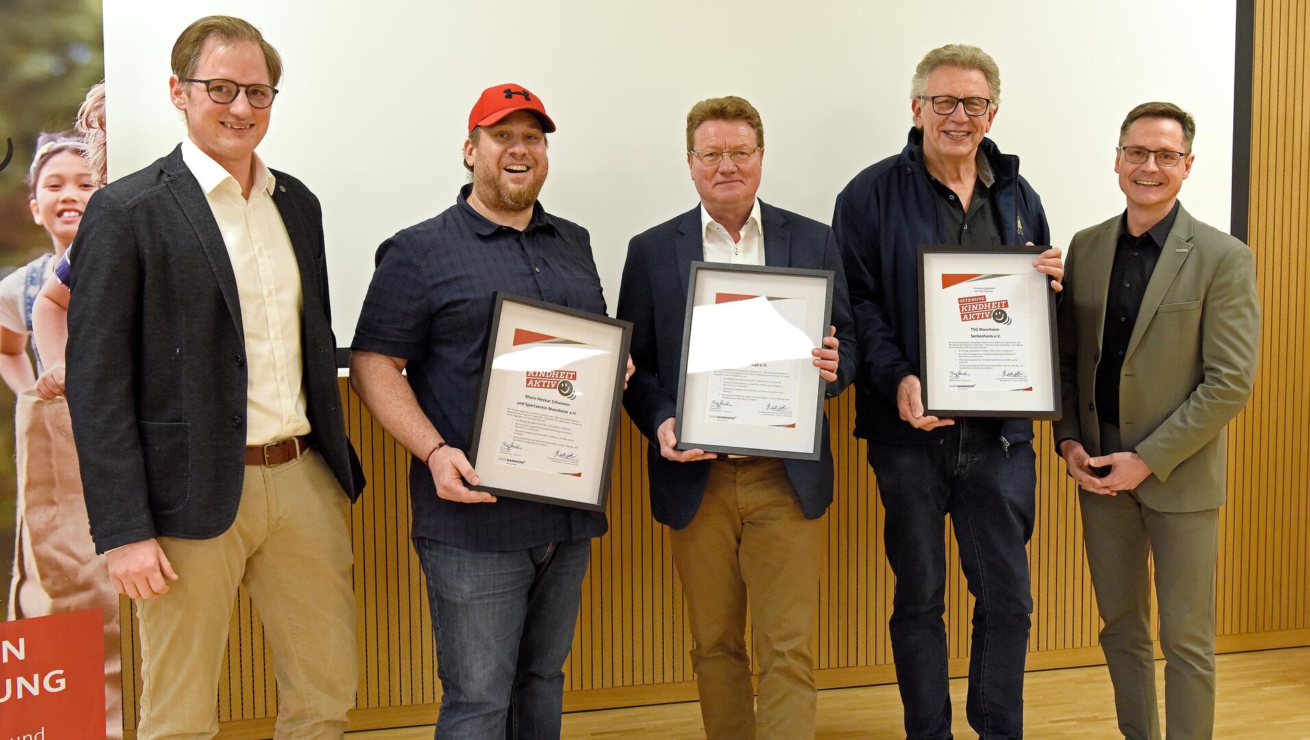 Bürgermeister Eisenhauer mit den neuen Vereinen