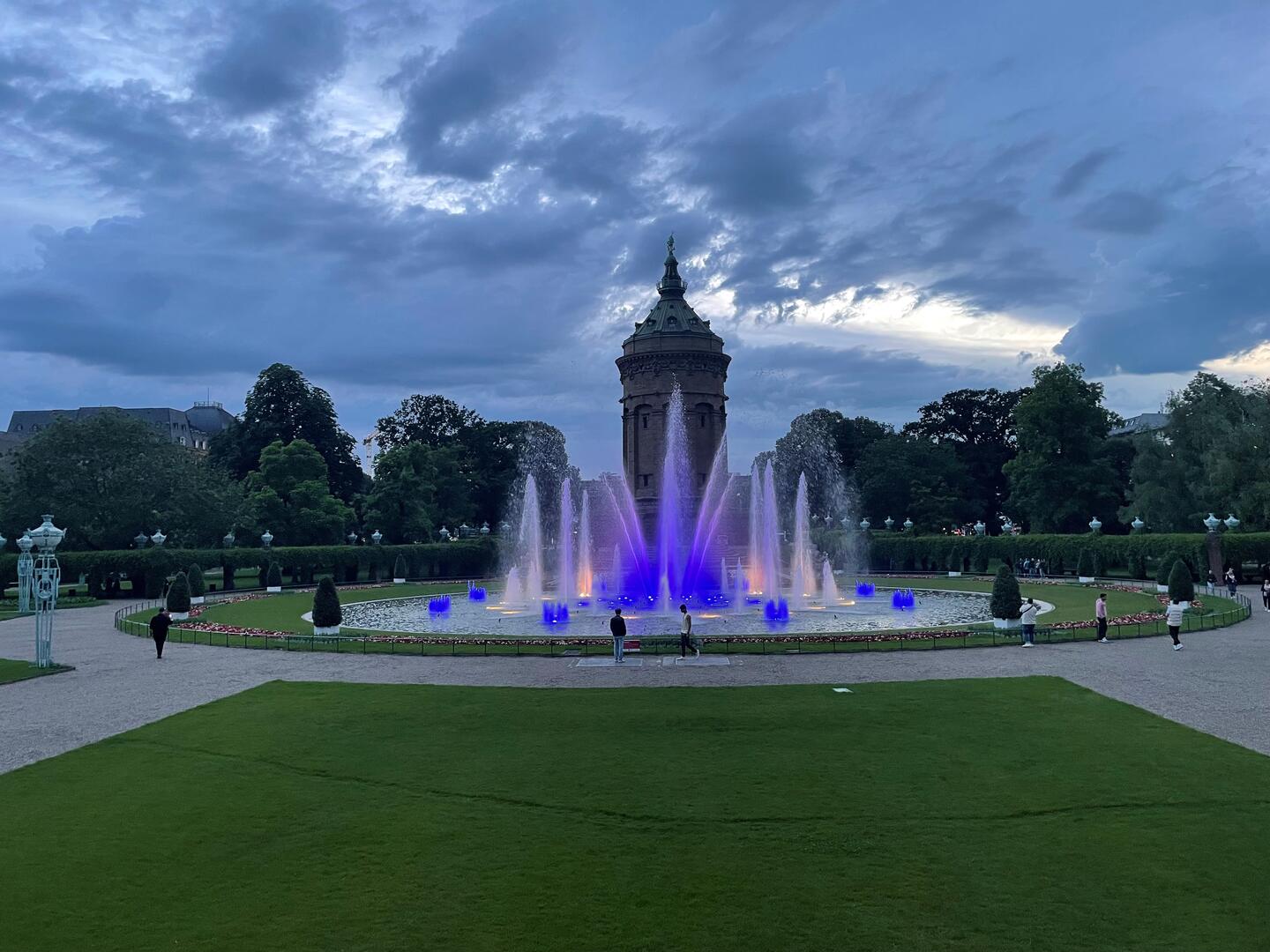 Wasserturm-Fontänenbecken in Europafarben