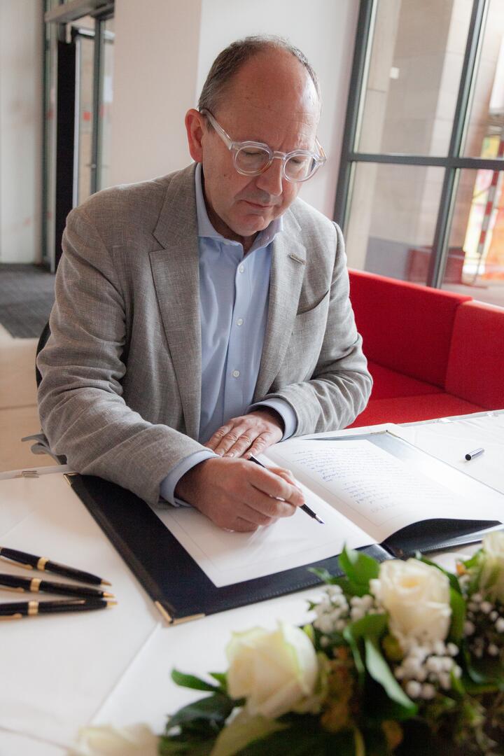 Oberbürgermeister Christian Specht trägt sich in das Kondolenzbuch für den getöteten Polizisten ein