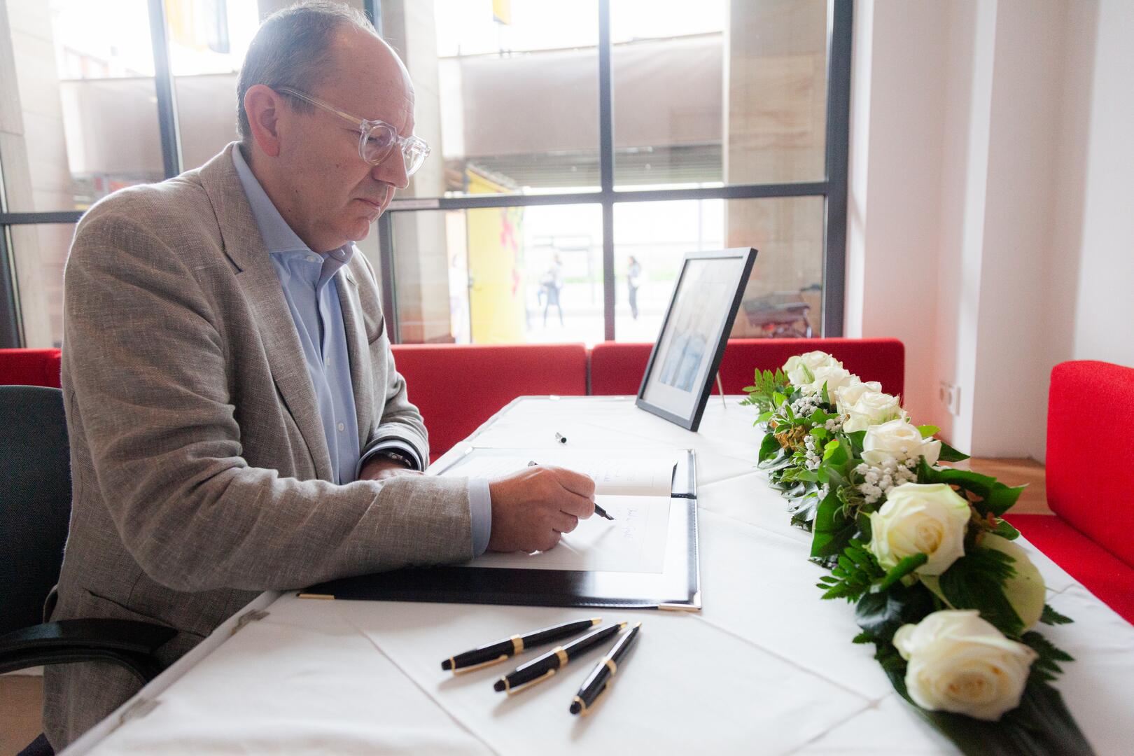 Oberbürgermeister Christian Specht trägt sich in das Kondolenzbuch für den getöteten Polizisten ein (02)