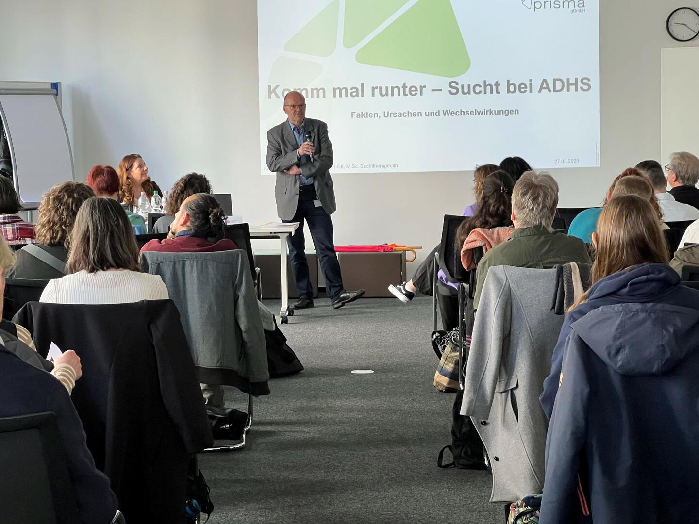 Erfolgreiche Fachtagung zu AD(H)S und Sucht in Mannheim - Dr. Peter Schäfer, Leiter des Fachbereichs Jugendamt und Gesundheitsamt begrüßt die Teilnehmenden