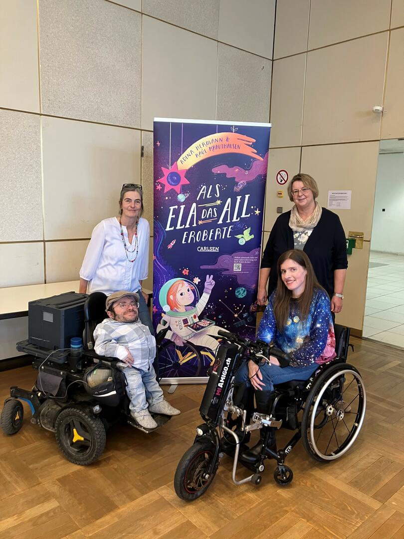 Ursula Frenz (Beauftragte für die Belange von Menschen mit Behinderungen)und Kirsten Brodmann (Leitung der Kinder- und Jugendbibliothek) mit den Inklusionsaktivisten Raúl Krauthausen und Adina Hermann (v.l.)