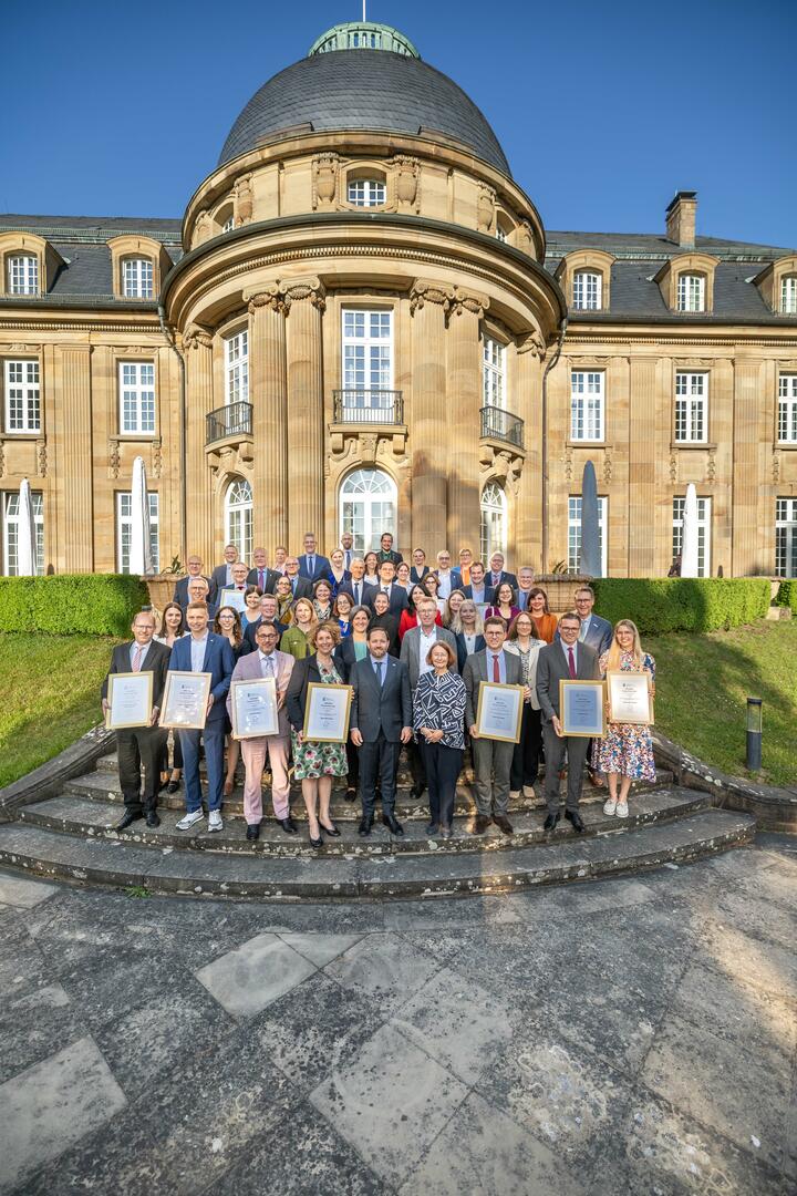 Europapreis-Verleihung vor der Villa Reitzenstein