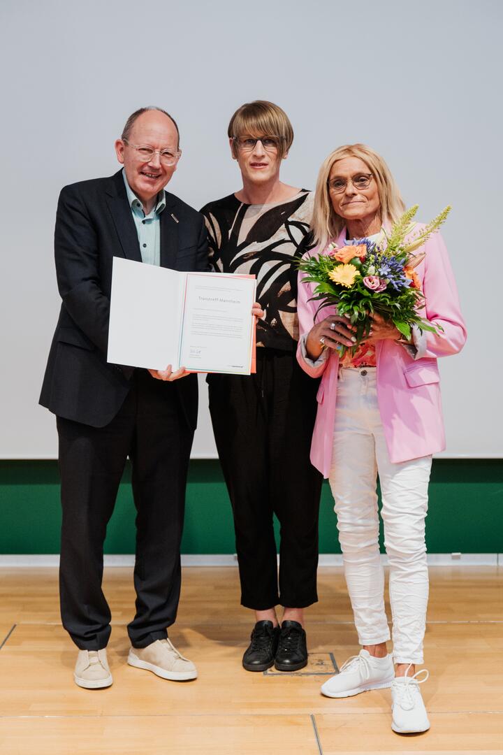 OB Christian Specht übergibt Urkunde an Lucy-Marie Chowanietz und Noemi Tretter stellvertretend für den Transtreff-Mannheim