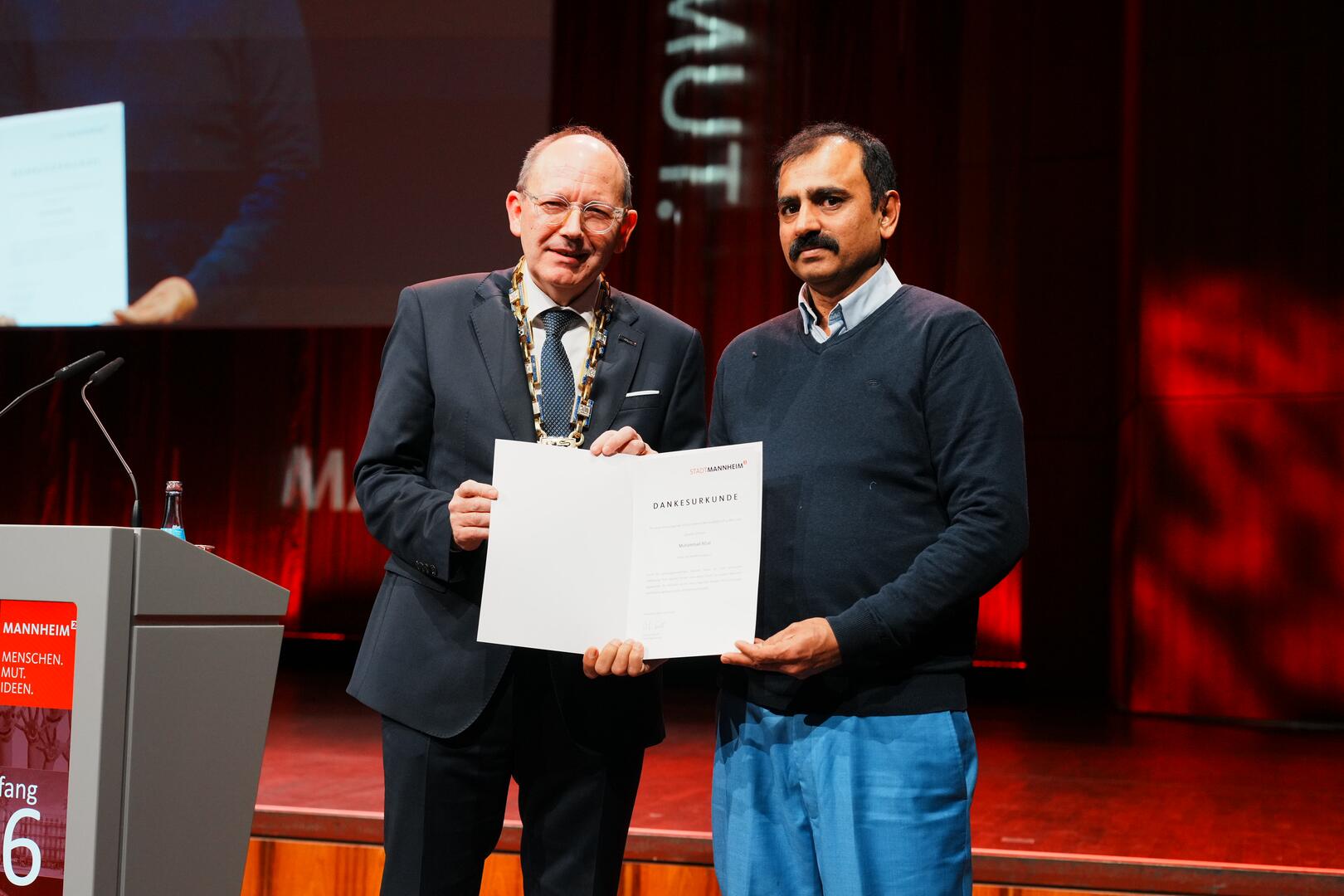 OB übergibt Dankesurkunde an Muhammad Afzal