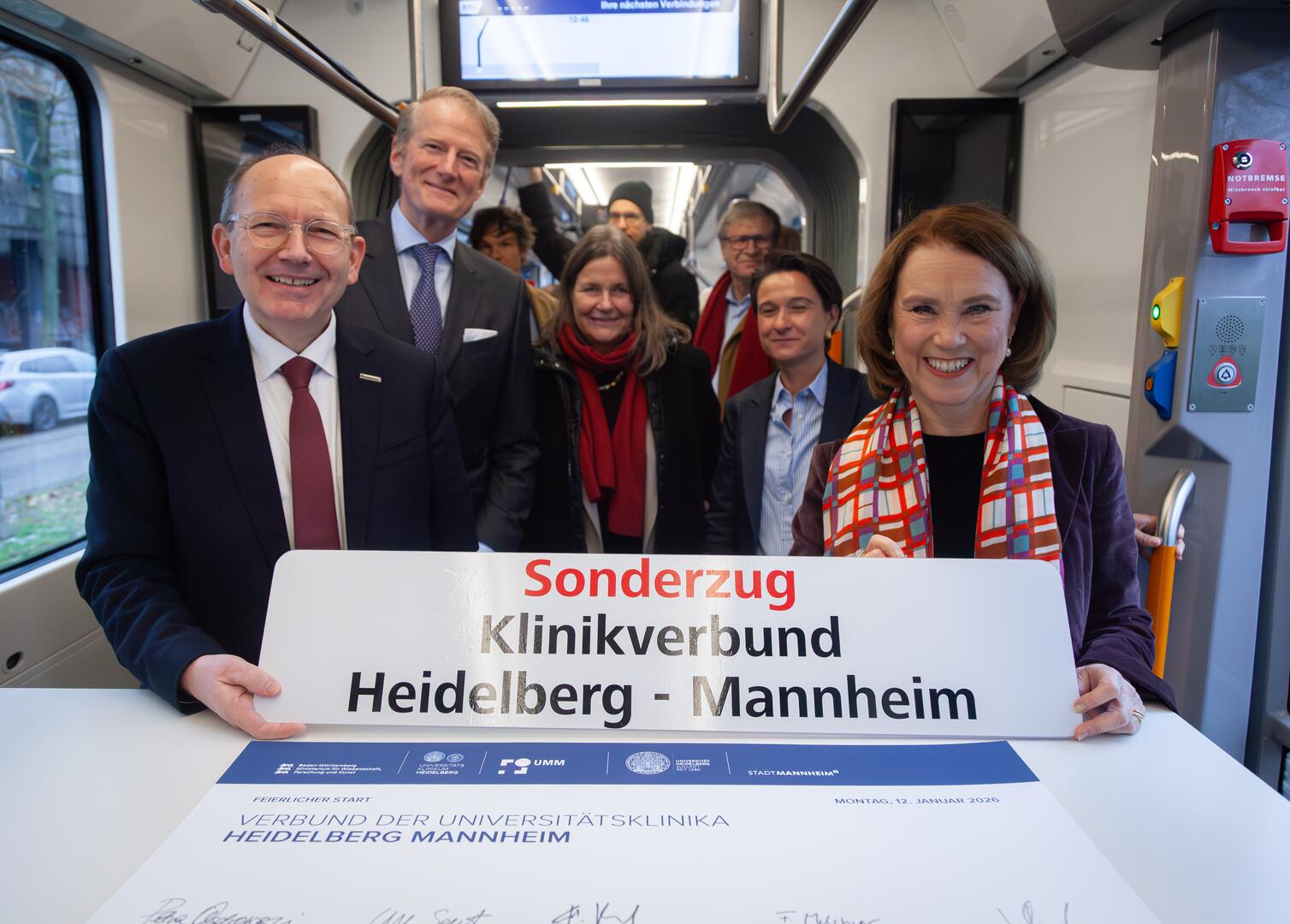 Oberbürgermeister Christian Specht, Prof. Dr. Hanns-Peter Knaebel, Vorstandsvorsitzender Universitätsklinikum Heidelberg, Prof. Dr. Frauke Melchior, Rektorin Ruprecht-Karls-Universität Heidelberg, Sandra Henek, Kaufmännische Geschäftsführerin Universitätsklinikum Mannheim und Petra Olschowski, Ministerin für Wissenschaft, Forschung und Kunst Baden-Württemberg (v.l.)