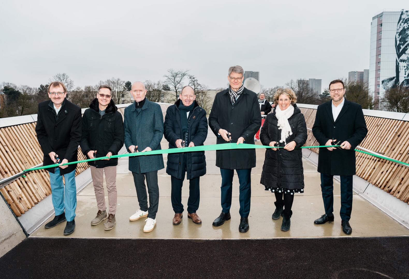 Eröffneten heute den FRANKLIN Steg (v.l.n.r.):  MWSP-Geschäftsführer Karl-Heinz Frings, Bau-Bürgermeister Ralf Eisenhauer, MWSP-Geschäftsführer Achim Judt, Oberbürgermeister Christian Specht, Bundesverkehrsminister Patrick Schnieder, Erste Bürgermeisterin Prof. Dr. Diana Pretzell, Finanz-Bürgermeister Dr. Volker Proffen