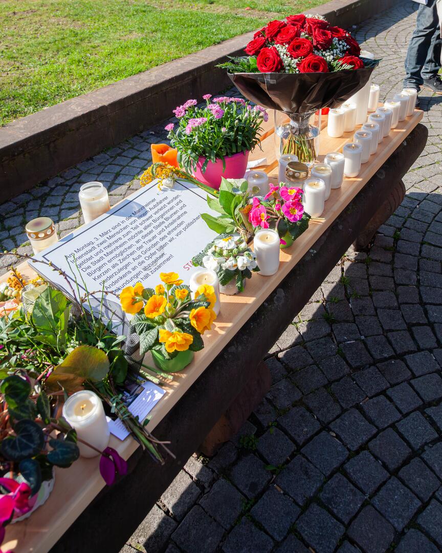 Gedenken an Amokfahrt: Blumen und Kerzen am Paradeplatz