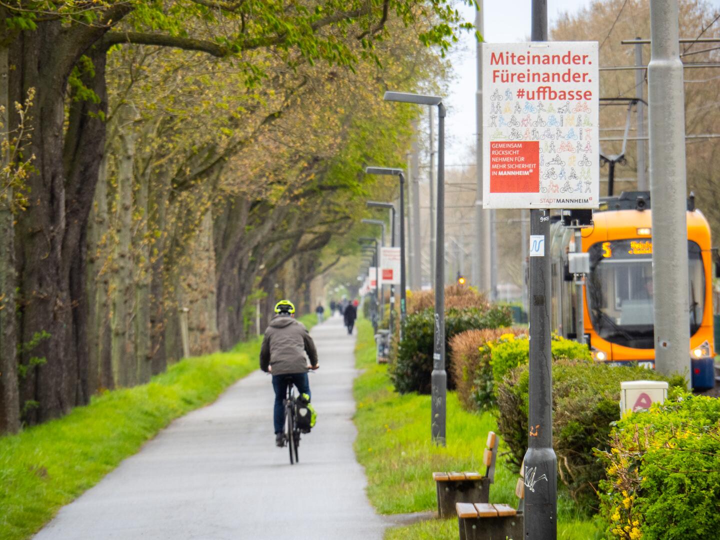 Radweg am Neckardamm. Gesäumt von Plakaten, die auf ein rücksichtvolles Miteinander aufmerksam machen.