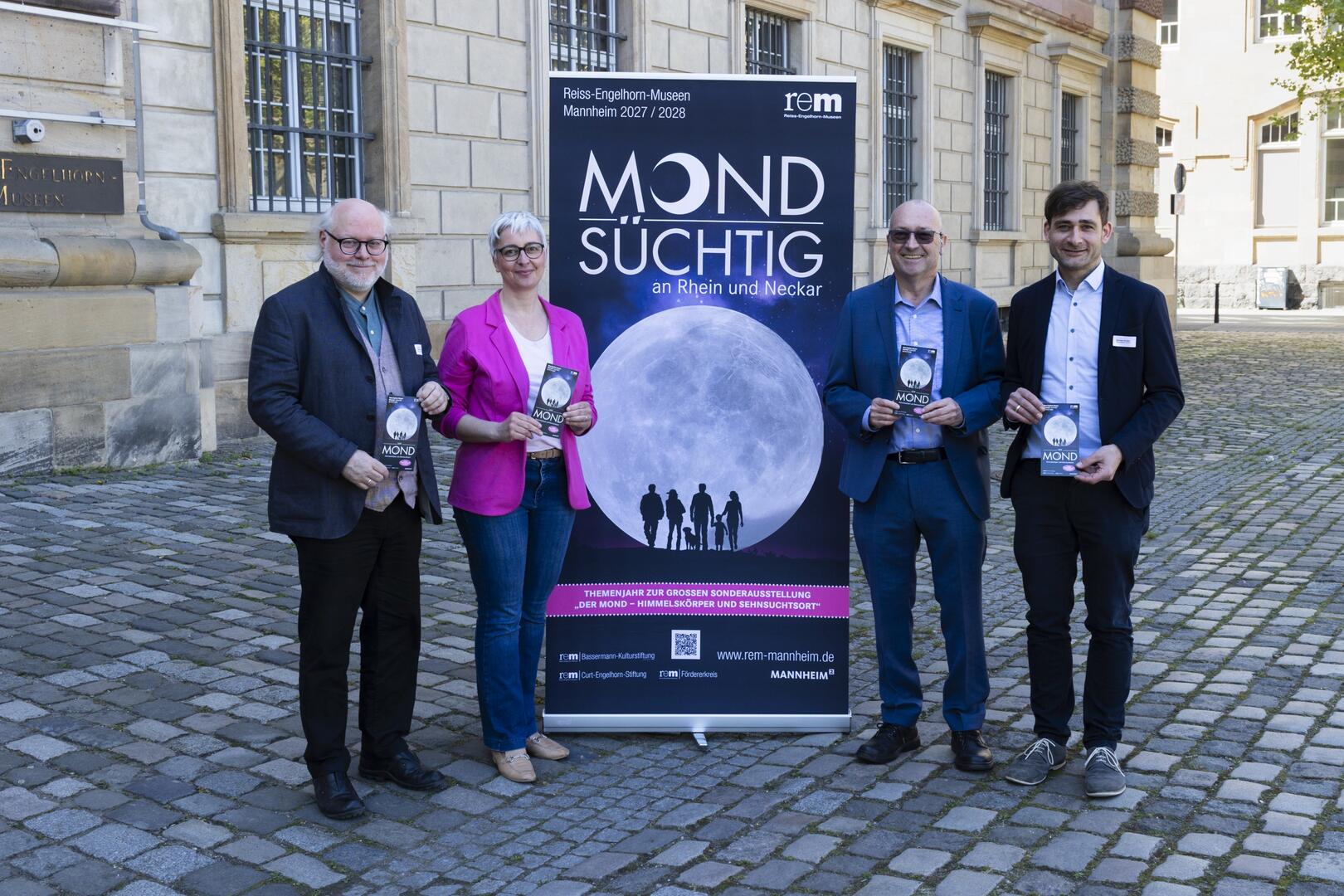 Gruppenbild mit Mondsüchtig-Banner