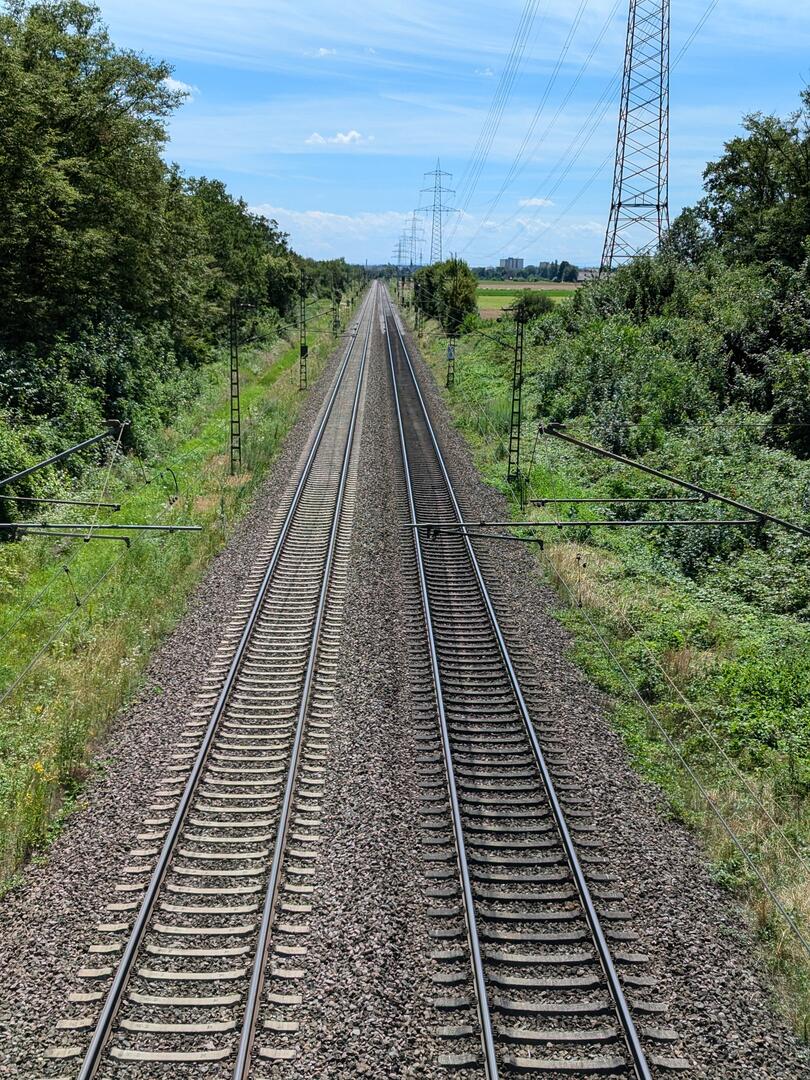 Schienenstrecke im Grünen