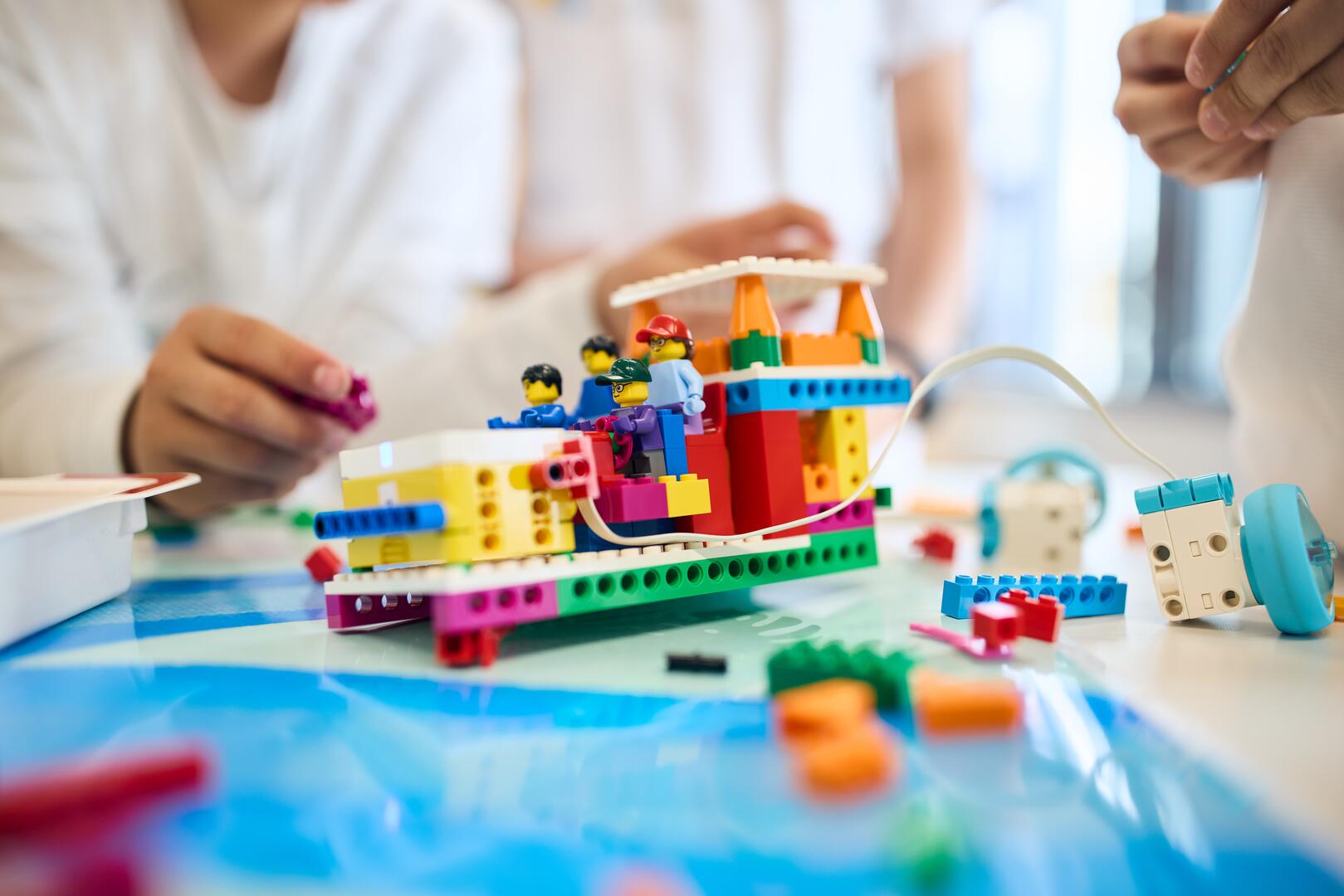 Kinder bauen aus Bausteinen Roboter