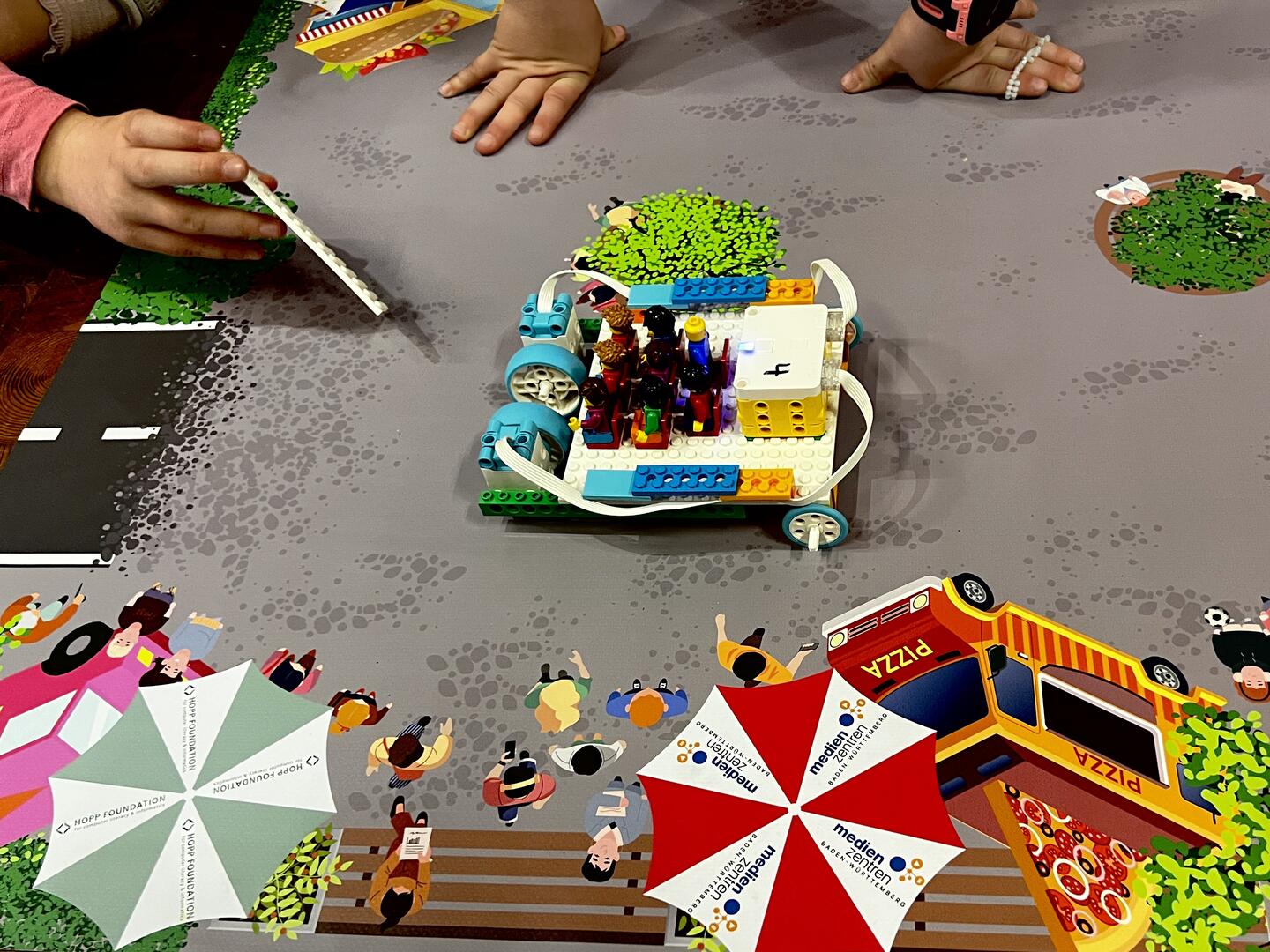 Kinder bauen Lego Roboter
