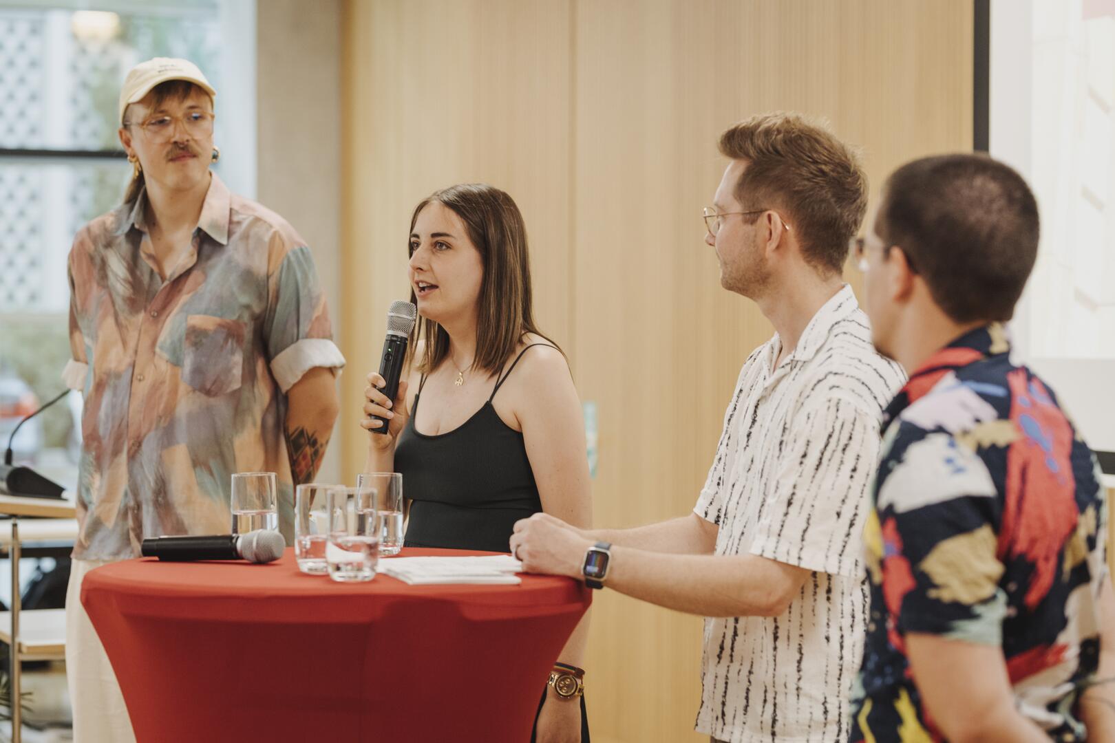 Podiumsdiskussion mit Sam, Janina Schmitt, Pfarrerin an der CityKirche Konkordien, Sören Landmann, Queer-Beauftragung Stadt Mannheim und Alex (v.l.n.r.)
