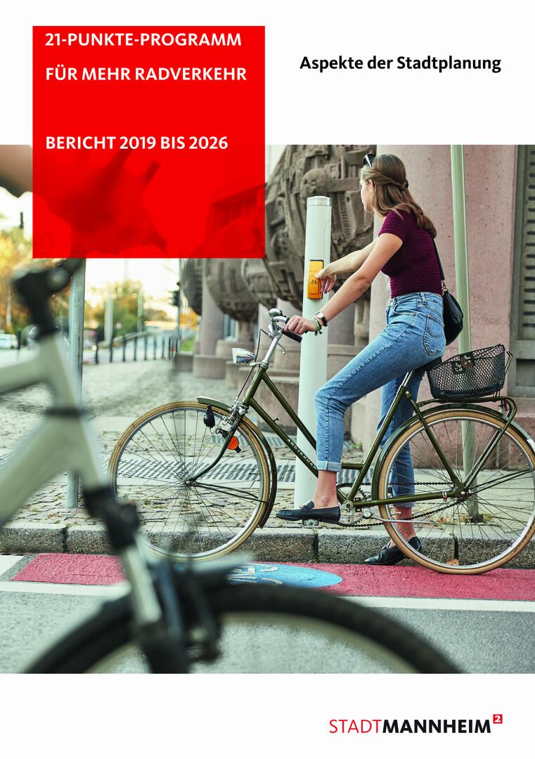 Radfahrerin wartend an Ampel