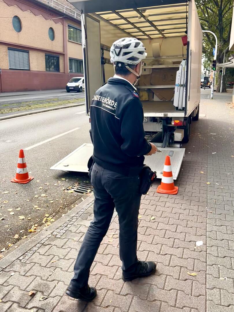 Ein Lieferant hält auf dem Fahrradweg. Das ist nicht nur verboten, sondern stellt auch ein erhebliches Verkehrsrisiko dar.