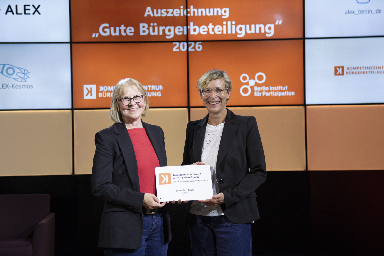 Die Auszeichnung nahmen die Quartiersmanagerin Rheinau-Mitte, Christiane Rudic, und die Kinderbeauftragte der Stadt Mannheim, Birgit Schreiber, stellvertretend entgegen.
