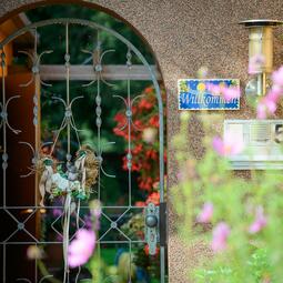 Vergrößerte Ansicht von Ein mit Blumen geschmücktes Eingangstor in Mannheim Friedrichsfeld