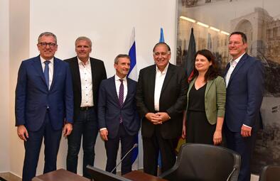Vergrößerte Ansicht von Unterzeichnung eines Abkommens zwischen der Stadt Haifa und ihren fünf deutschen Partnerstädte