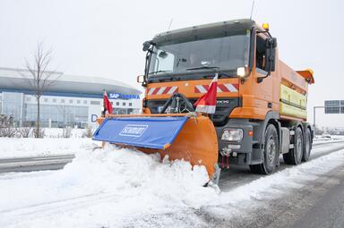 Vergrößerte Ansicht von Ein Fahrzeug der Mannheimer Abfallwirtschaft während des Winterdienstes