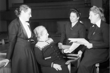 Vergrößerte Ansicht von Die Mütter des Grundgesetzes 1949 (v.l.n.r.): Helene Wessel, Helene Weber, Frieda Nadig und Elisabeth Selbert