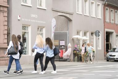Vergrößerte Ansicht von Gruppe junger Mädchen überquert die Seckenheimer Hauptstraße