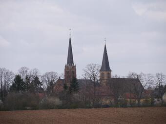 Vergrößerte Ansicht von Johannes Calvin und St. Bonifatius Kirche
