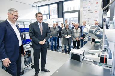 Vergrößerte Ansicht von Wirtschaftsbürgermeister Michael Grötsch und Digipate Stefan Bley präsentieren den Smart Production Demonstrator