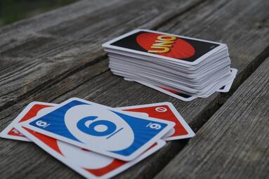 Vergrößerte Ansicht von Uno Kartenspiel auf Tisch ausgebreitet