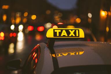 Vergrößerte Ansicht von Taxi bei Nacht