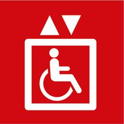 Vergrößerte Ansicht von Hier ist ein Symbol für einen Aufzug, der mit einem Rollstuhl nutzbar ist. Der Hintergrund ist ein rotes Quadrat. Das Bild stellt symbolisch dar: -	Eine Person, die im Rollstuhl sitzt  -	Diese Person sitzt in einem Quadrat und über dem Quadrat sind zwei Pfeile -	Einer der Pfeile zeigt nach oben, der andere Pfeil zeigt nach unten