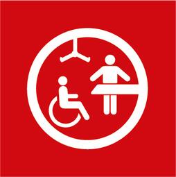 Vergrößerte Ansicht von Hier ist ein Symbol, das zeigt, dass eine Toilette für Alle vorhanden ist. Der Hintergrund ist ein rotes Quadrat. Das Bild stellt symbolisch dar: -	Eine Person, die im Rollstuhl sitzt  -	Und eine weitere Person, die vor einer Liege steht -	Über der Person im Rollstuhl hängt ein Bügel als Symbol für den Lifter