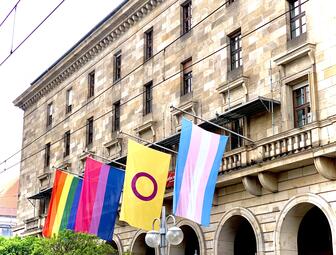 Vergrößerte Ansicht von Beflaggung am Rathaus zum Internationalen Tag gegen LSBTI-Feindlichkeit