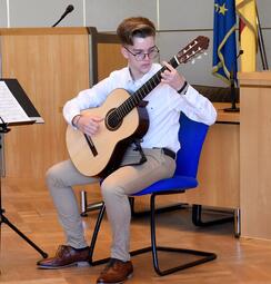 Vergrößerte Ansicht von Gitarrenspiel von Aggelos Kamkinis beim Empfang für die Teilnehmer des Wettbewerbs Jugend musiziert