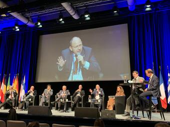 Vergrößerte Ansicht von Specht diskutiert gemeinsam mit weiteren europäischen Stadtoberhäuptern auf dem Bürgermeister-Panel zum Thema „Städte der Sicherheit, Innovation und Solidarität“.