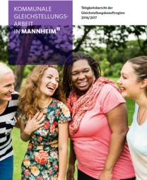 Vergrößerte Ansicht von Titelseite Tätigkeitsbericht 2016-2017. Vier Frauen unterschiedlichen Alter und Hautfarbe
