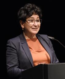 Vergrößerte Ansicht von Zahra Deilami, Gleichstellungsbeauftragte der Stadt Mannheim, bei der Verleihung der Helene Hecht-Preise 2021