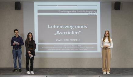 Vergrößerte Ansicht von Schülerinnen und Schüler des Moll-Gymnasiums bei der Gedenkveranstaltung für die Opfer des Nationalsozialismus 