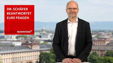 Vergrößerte Ansicht von Dr. Schäfer, Leiter des Gesundheitsamts Mannheim, beantwortet Fragen in einem Video. 