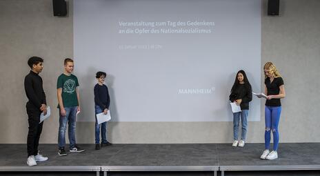 Vergrößerte Ansicht von Schülerinnen und Schüler der Wilhelm-Wundt-Realschule bei der Gedenkfeier für die Opfer des Nationalsozialismus